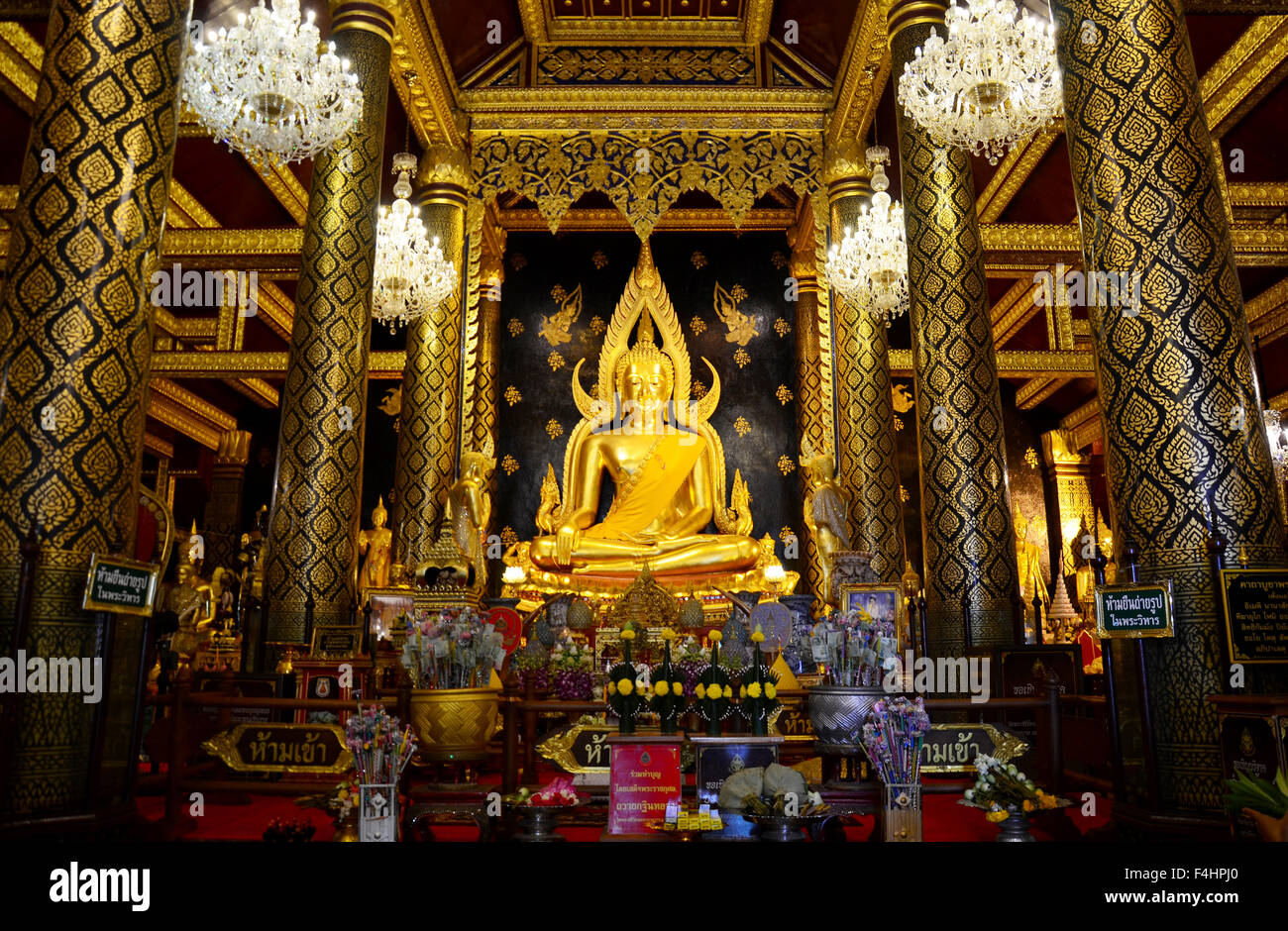 Thais beten Buddha Statue Name Phra Phuttha Chinnarat im Wat Phra Sri Rattana Mahathat am 28. August 2015 in Phitsanulo Stockfoto