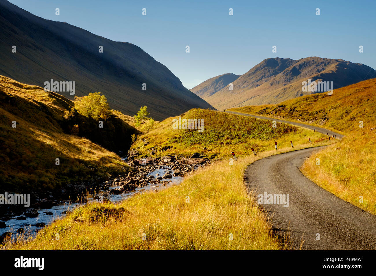 Der Fluß Etive und einer einspurigen Straße schlängeln sich durch Glen Etive - Highlands von Schottland im Herbst Stockfoto