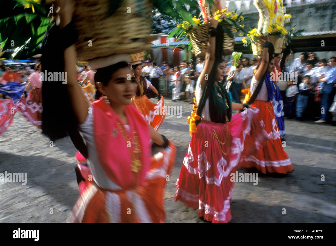 Frau März in einer Parade während Feierlichkeiten für das Guelaguetza Festival in Oaxaca-Stadt. Oaxaca-Stadt. Oaxaca, Mexiko. Stockfoto