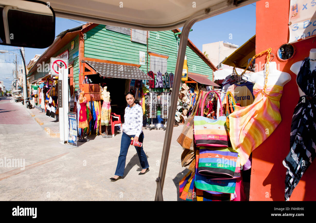 Geschäfte und lokale in der Innenstadt von Isla Mujeres, Quintana Roo, Mexiko. Stockfoto