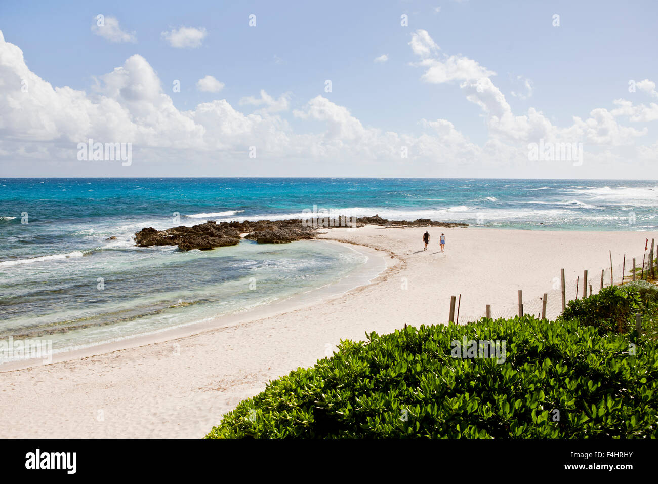 Ein paar Spaziergänge Half Moon Strand auf der Isla Mujeres Northem. Isla Mujeres, Quintana Roo, Mexiko. Stockfoto