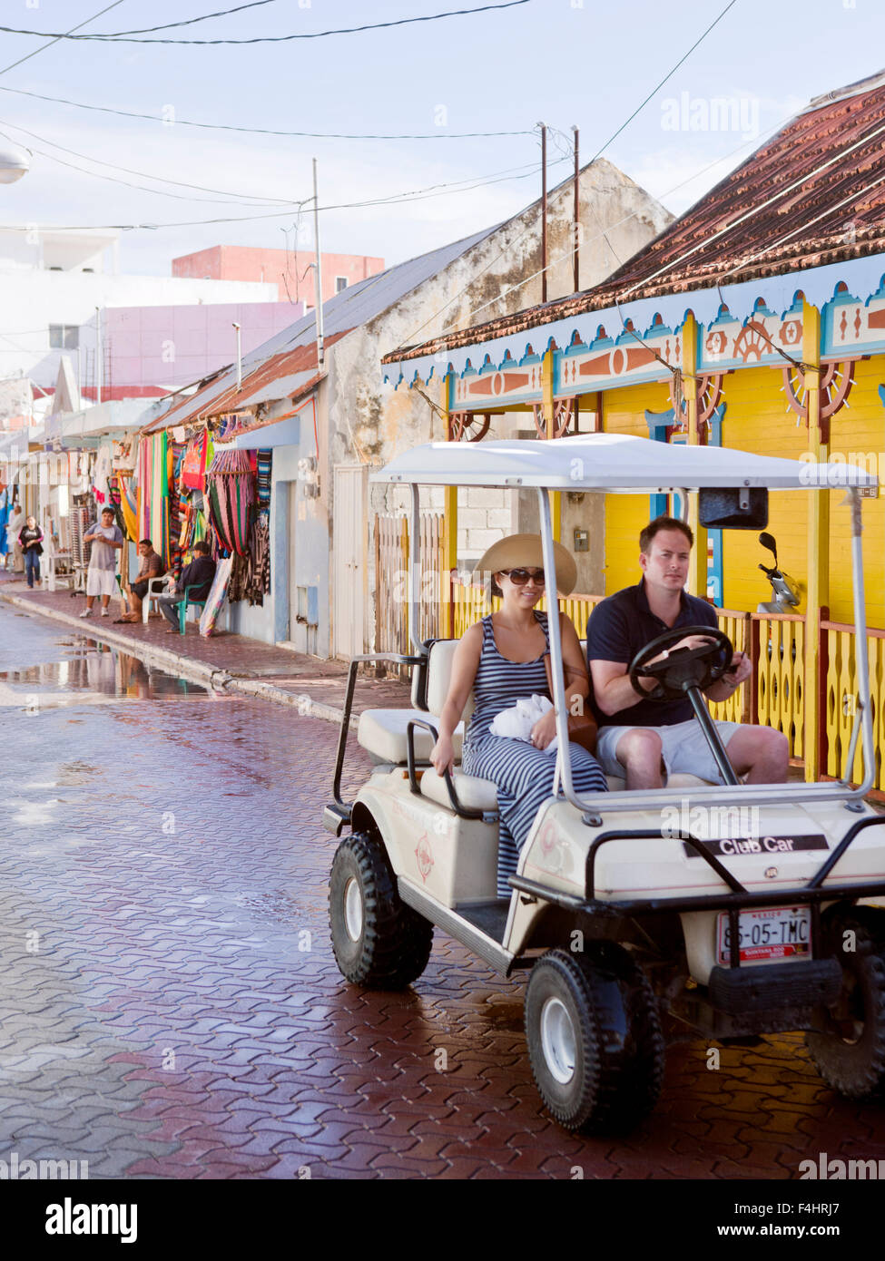 Die Touristen fahren Golf-Carts, Isla Mujeres. Golf-Carts sind die wichtigste Quelle des Verkehrs auf der Insel. Stockfoto