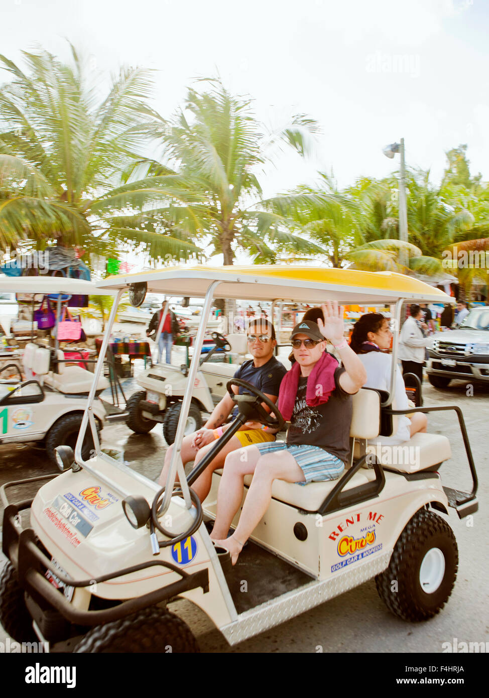 Touristen auf Golf-Carts, Isla Mujeres. Golf-Carts sind die wichtigste Quelle des Verkehrs auf der Insel. Mexiko Stockfoto