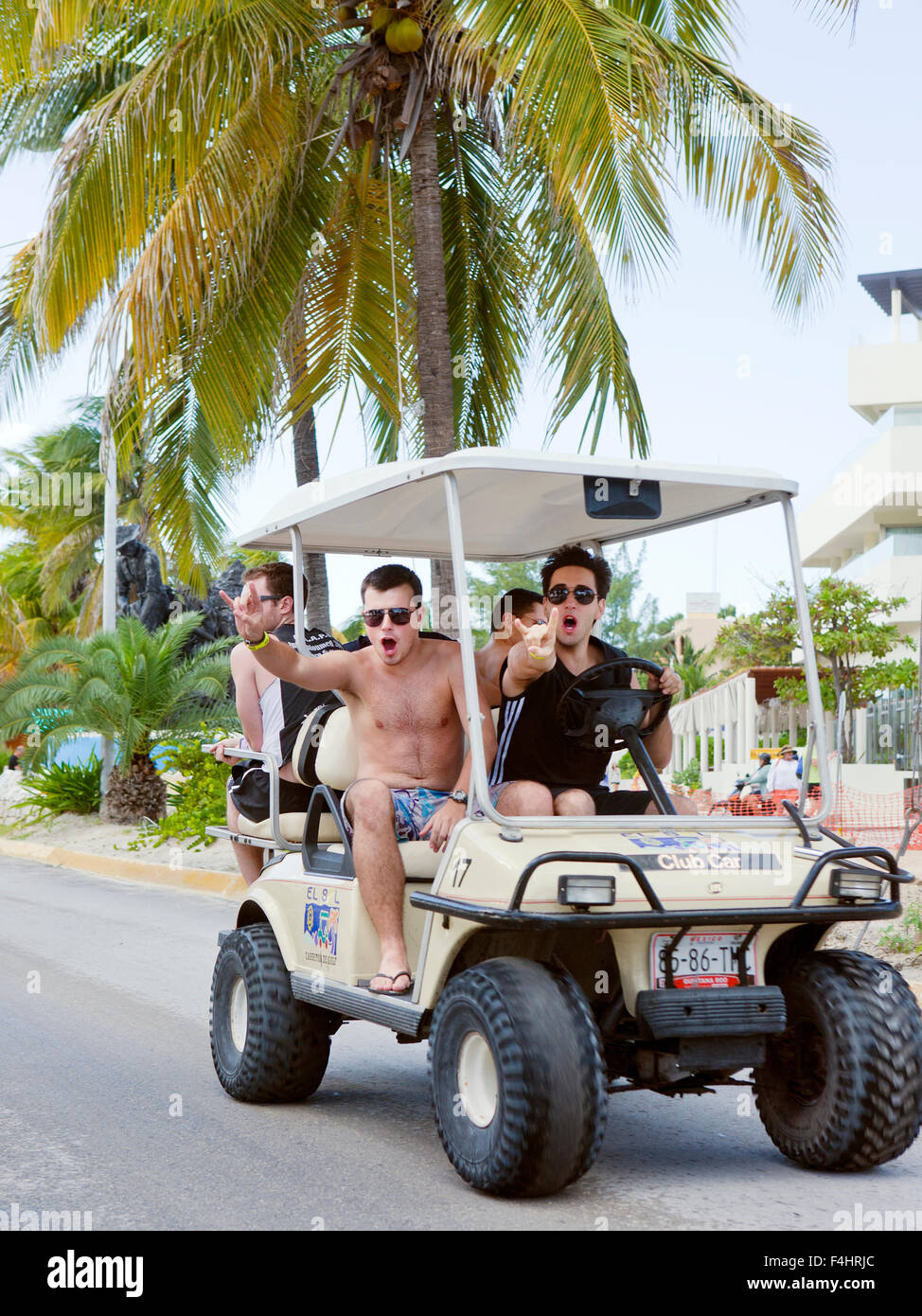 Touristen auf Golf-Carts, Isla Mujeres. Golf-Carts sind die wichtigste Quelle des Verkehrs auf der Insel. Stockfoto