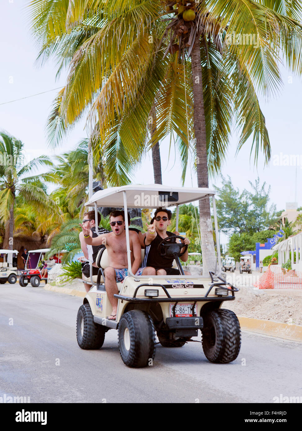 Touristen auf Golf-Carts, Isla Mujeres. Golf-Carts sind die wichtigste Quelle des Verkehrs auf der Insel. Isla Mujeres, Mexiko, Stockfoto
