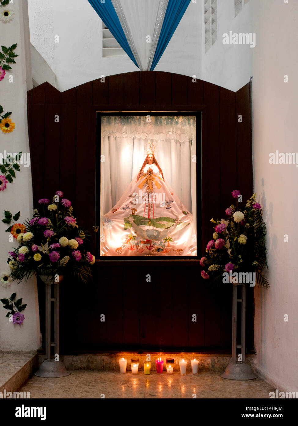 Statue der Jungfrau Maria auf dem Dach der Kirche der Unbefleckten Empfängnis. Isla Mujeres, Mexiko, Stockfoto