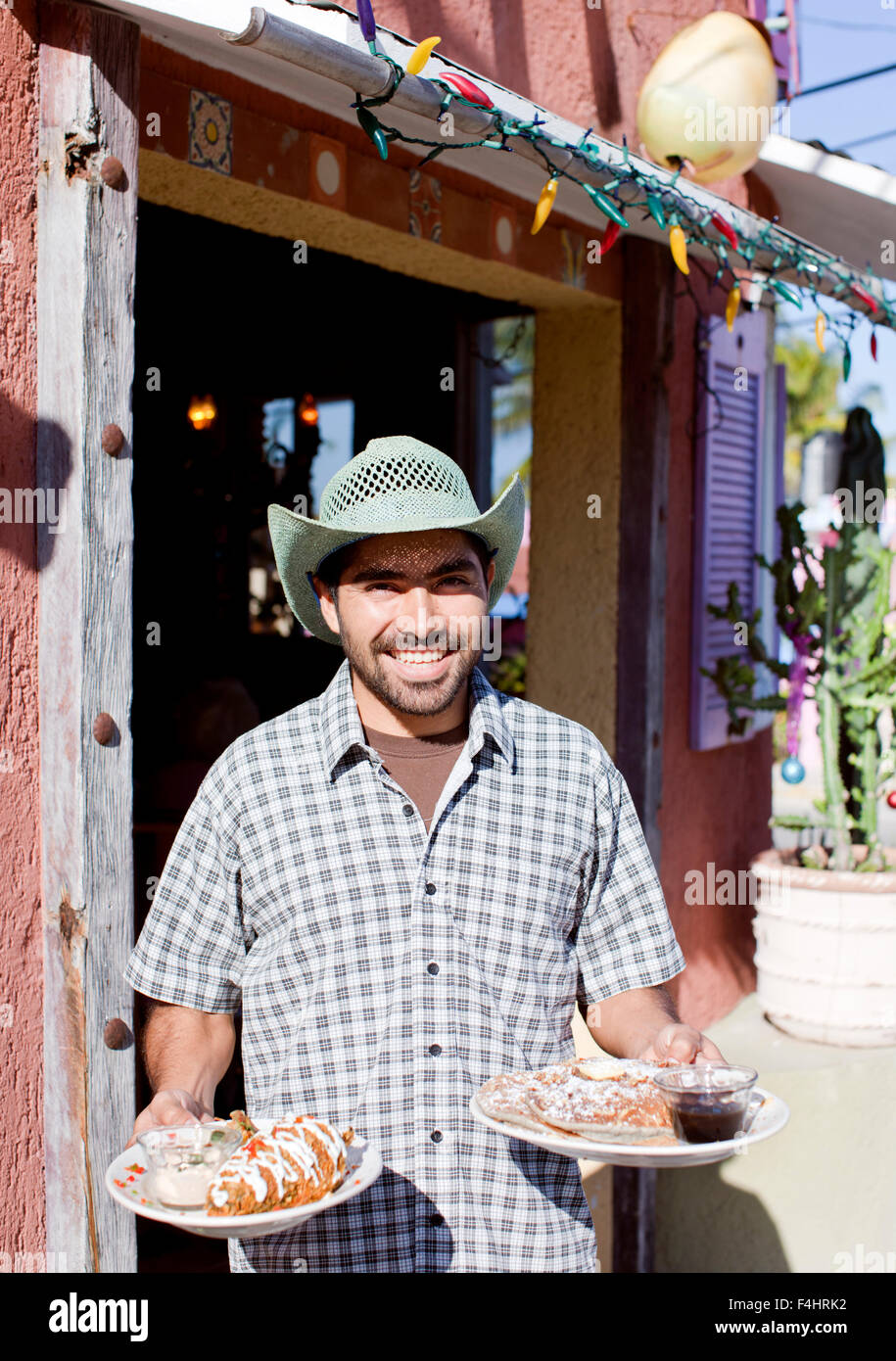 Mango Cafe Miteigentümer Polo Avila steht vor seinem Restaurant. Isla Mujeres, Quintana Roo, Mexiko. Stockfoto