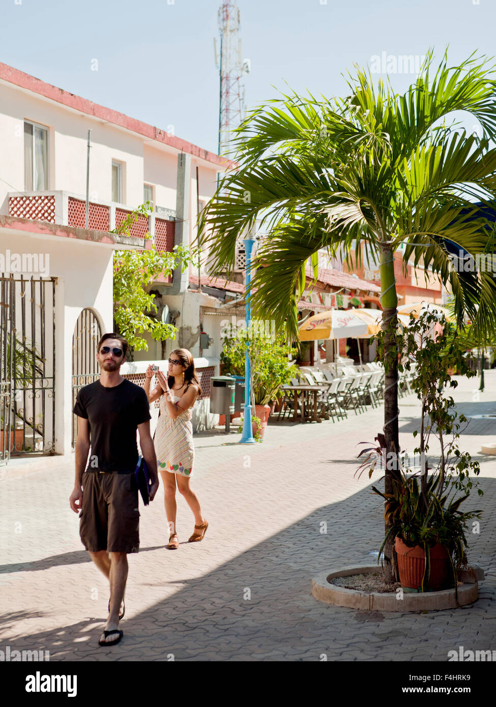 Geschäfte und Touristen in der Innenstadt von Isla Mujeres, Quintana Roo, Mexiko. Stockfoto