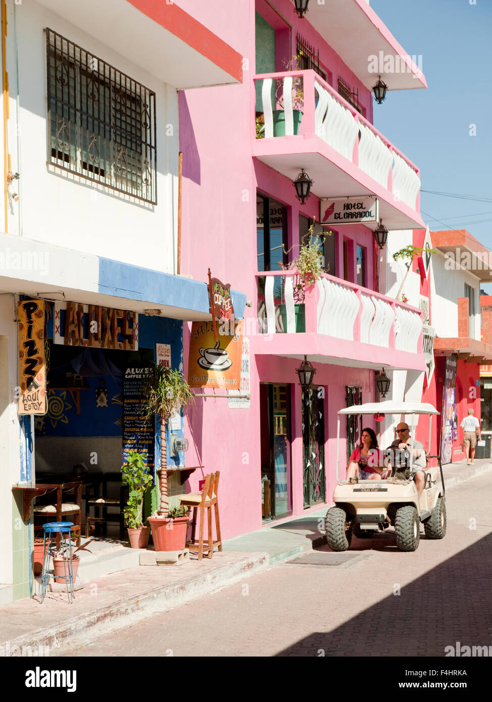 Geschäfte und Touristen in der Innenstadt von Isla Mujeres, Quintana Roo, Mexiko. Stockfoto