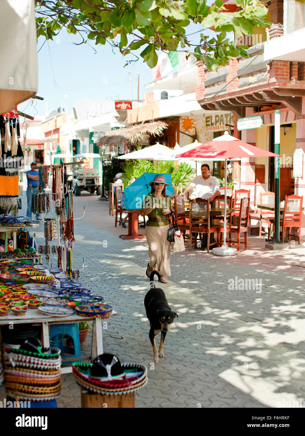 Geschäfte und Touristen in der Innenstadt von Isla Mujeres, Quintana Roo, Mexiko. Stockfoto