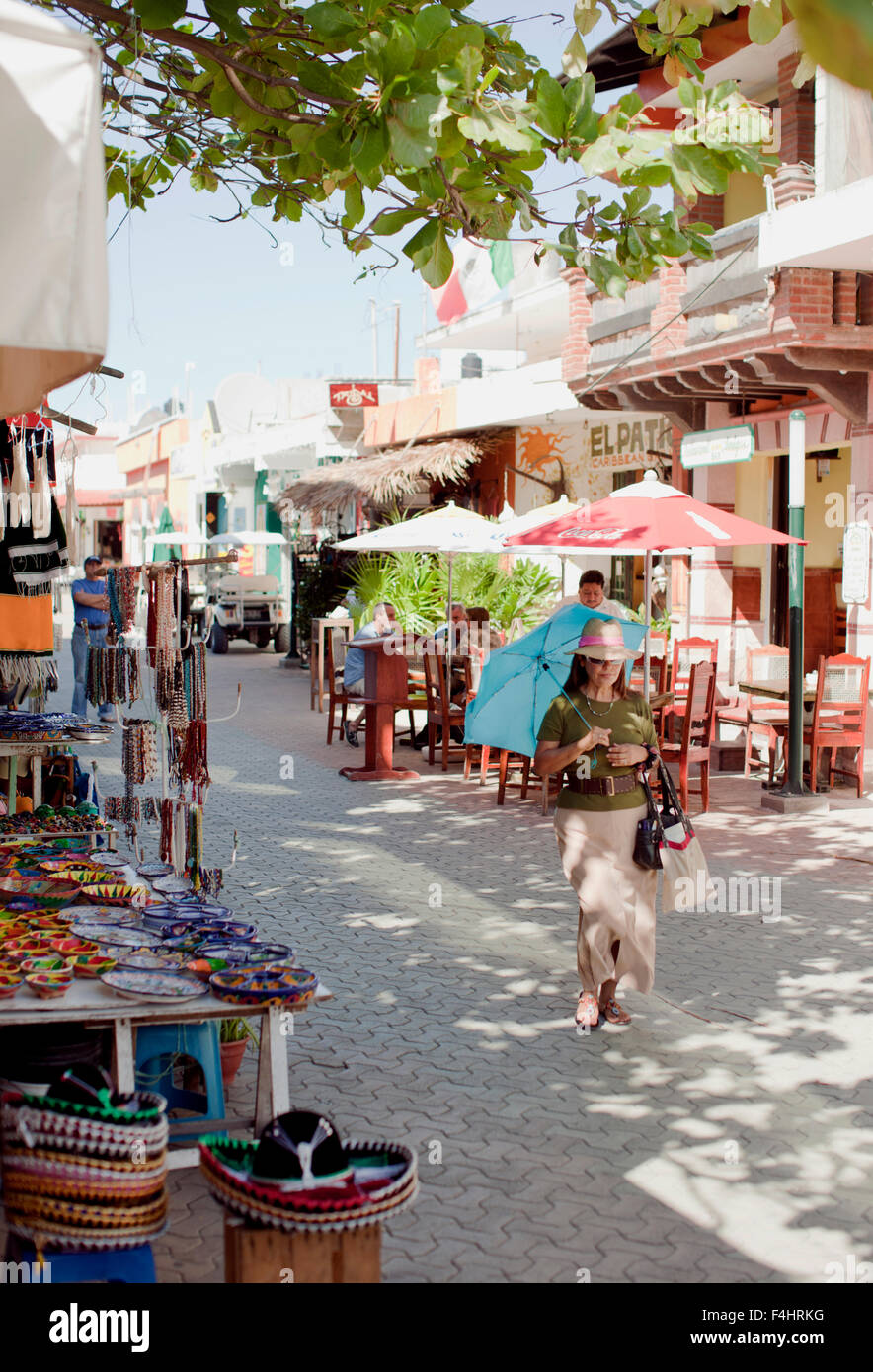 Geschäfte und Touristen in der Innenstadt von Isla Mujeres, Quintana Roo, Mexiko. Stockfoto