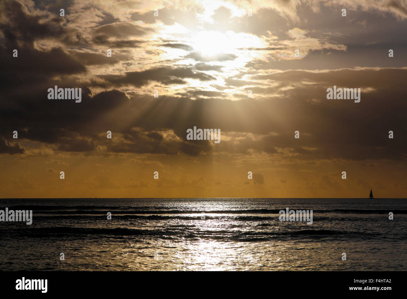 Waikiki, Hawaii. 6. Oktober 2015. Schöne, dunkle, am Nachmittag Wolken mit leuchtenden Strahlen der Sonne über dem Ozean in Honolulu, Hawaii. Stockfoto
