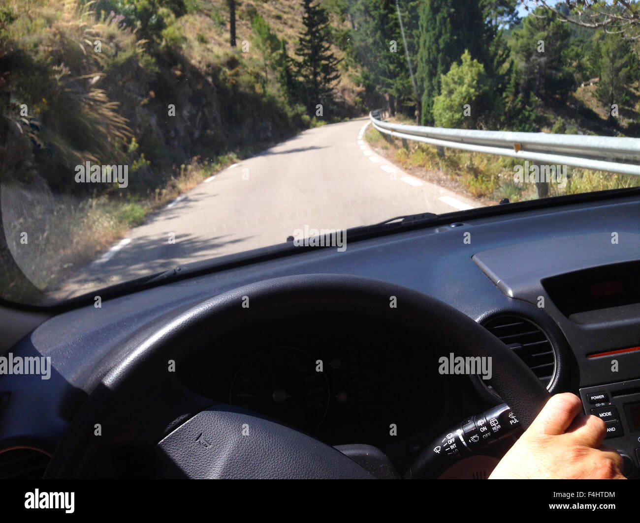 Anreise mit dem Auto auf den Bergstraßen Stockfoto