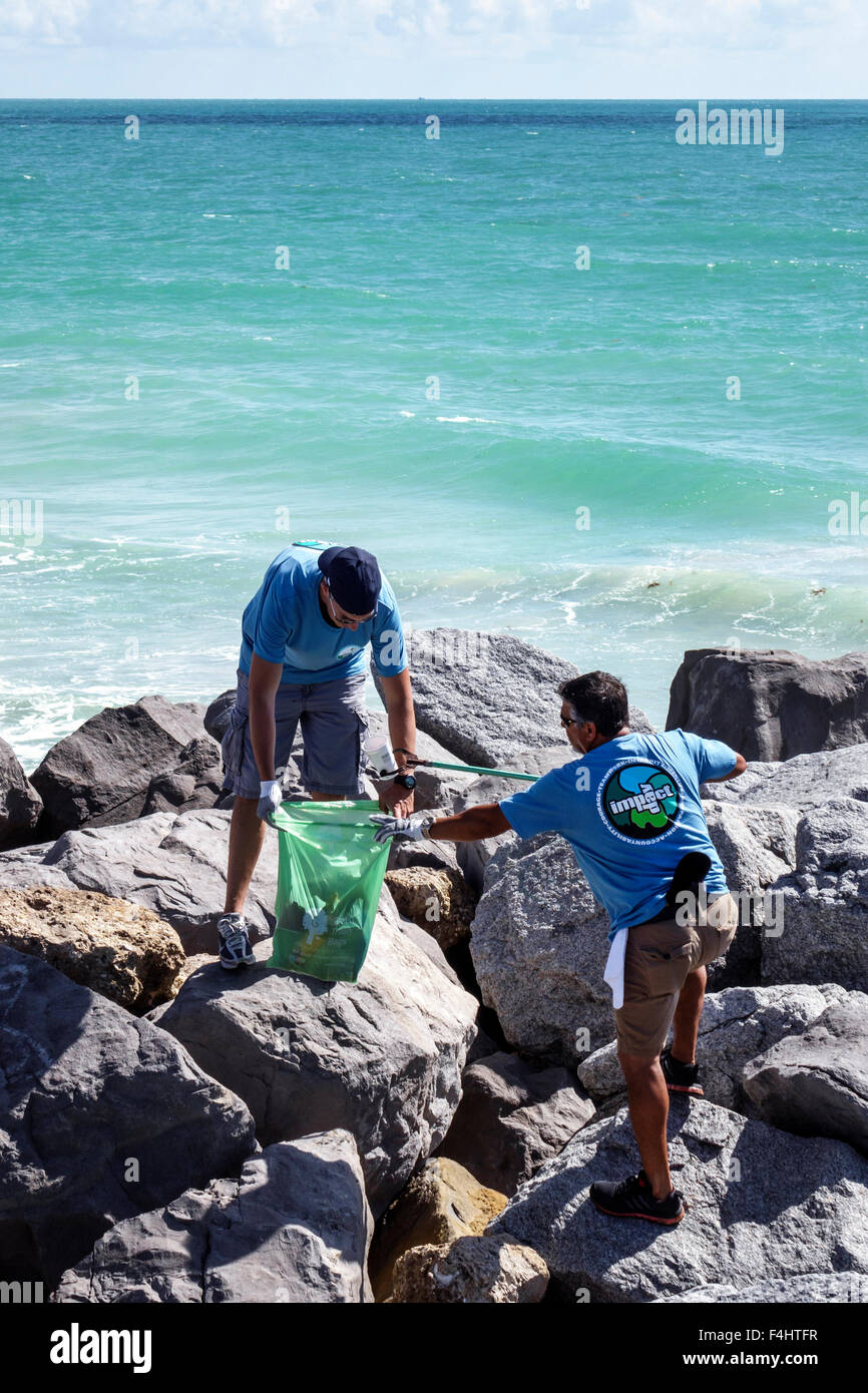 Miami Beach, Florida, Aufräumen, Aufräumen, Aufräumen, Freiwillige Freiwillige Freiwillige arbeiten Arbeiter, Teamarbeit zusammen, die Hilfe ausleihen, Hel Stockfoto