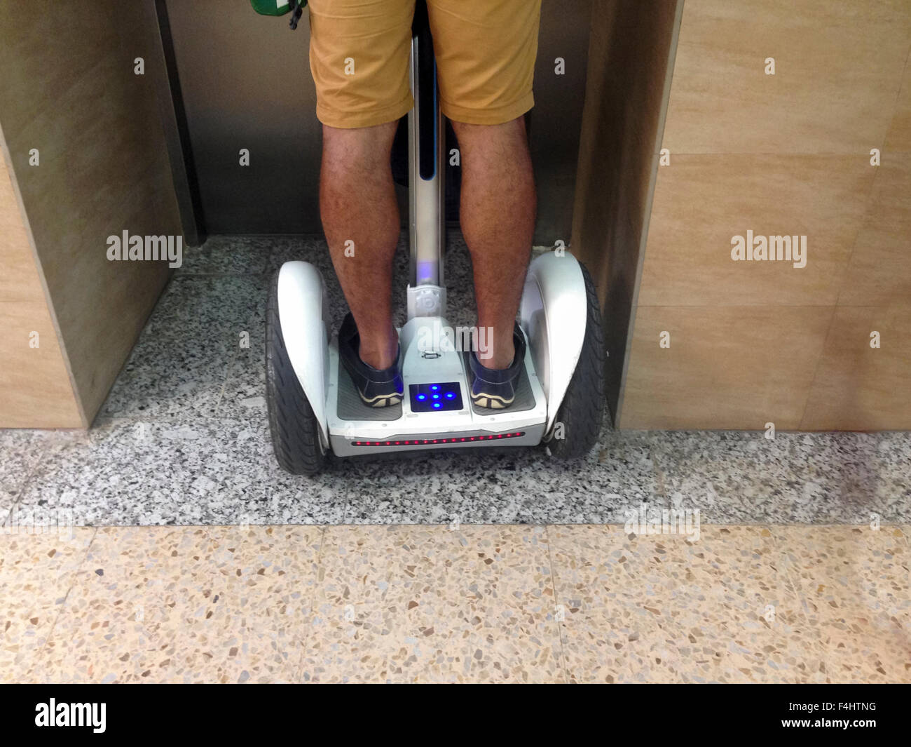 Reifer Mann fahren auf Segway warten auf den Aufzug im Haus Stockfoto