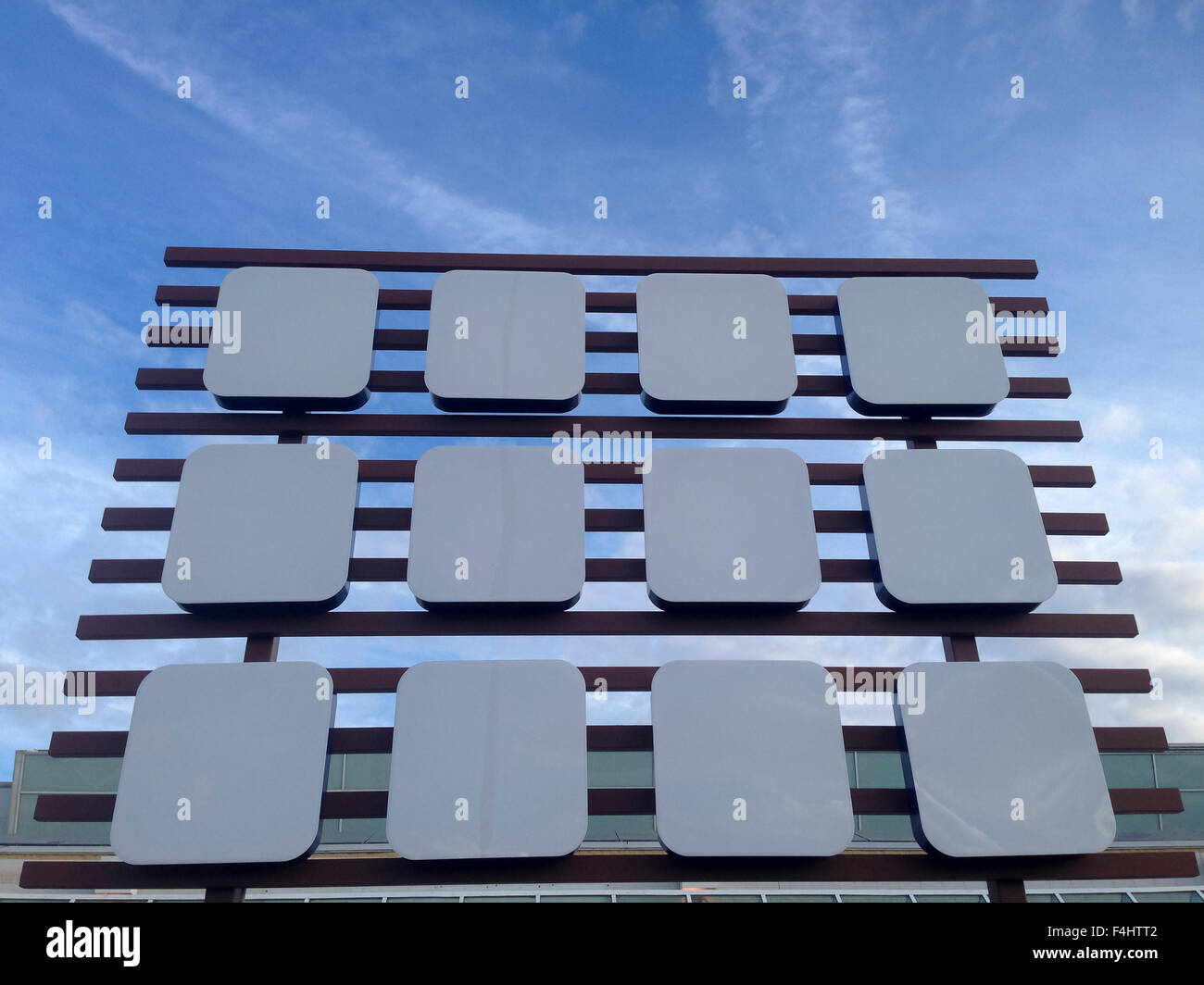 Leere große Plakatwand am Einkaufszentrum, isoliert über blauen Himmel Stockfoto