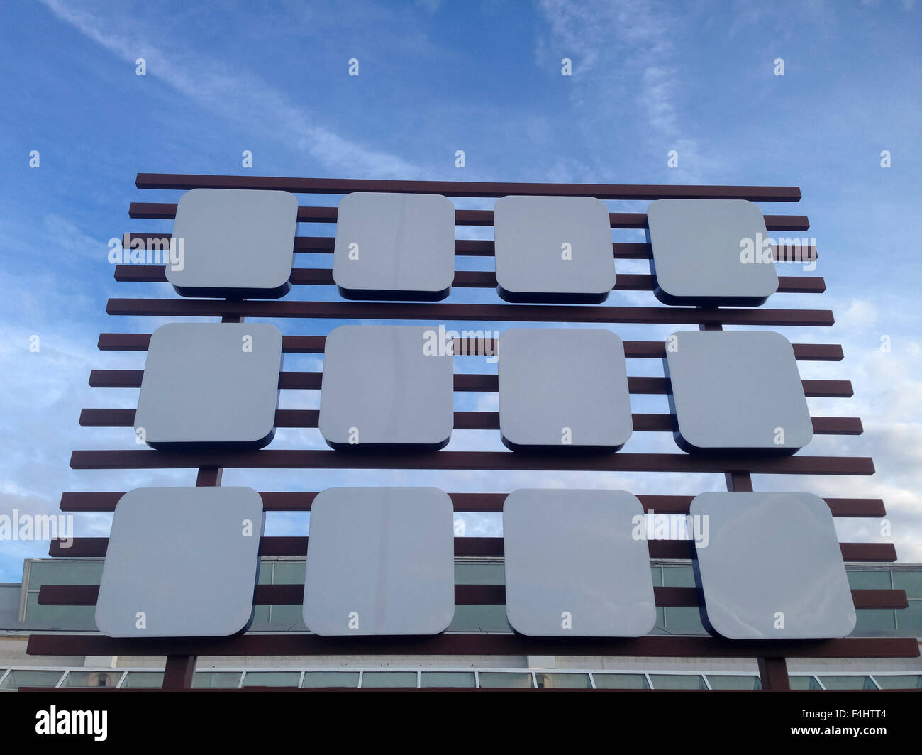 Leere große Plakatwand am Einkaufszentrum, isoliert über blauen Himmel Stockfoto