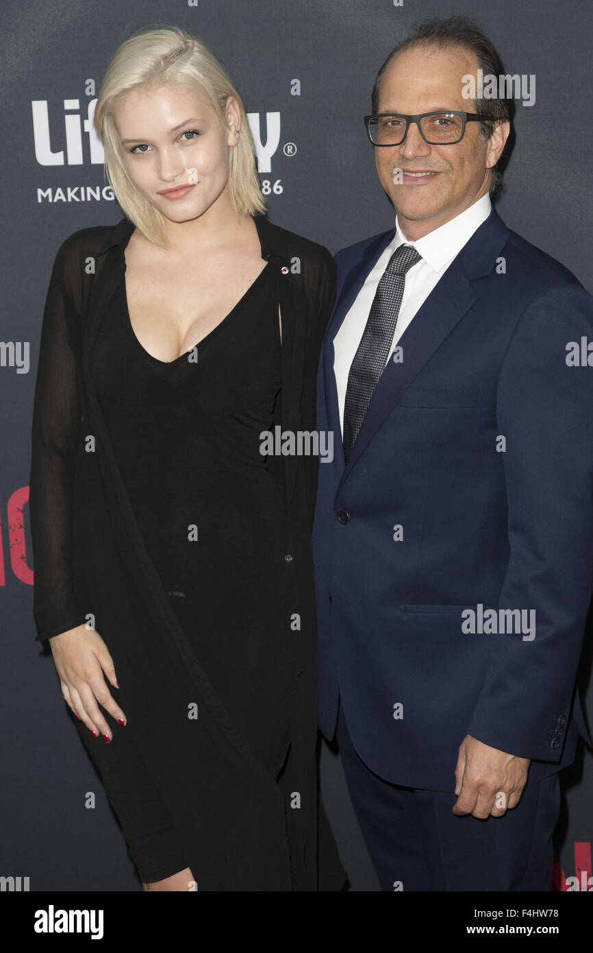 Los Angeles Premiere von "No Escape" im Regal Kinos LA LIVE - Red Carpet Ankünfte Featuring: Liv Mathis, Gary Michael Walters wo: Los Angeles, California, Vereinigte Staaten von Amerika bei: 17. August 2015 Stockfoto