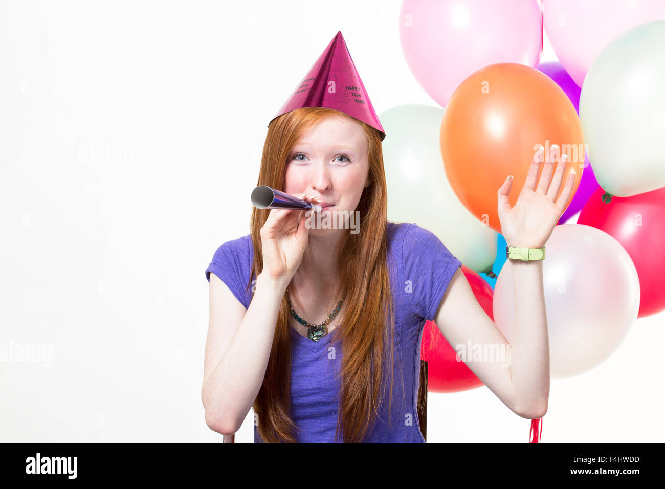 Junge Mädchen Feiern bei einer Geburtstagsfeier weißer Hintergrund Stockfoto