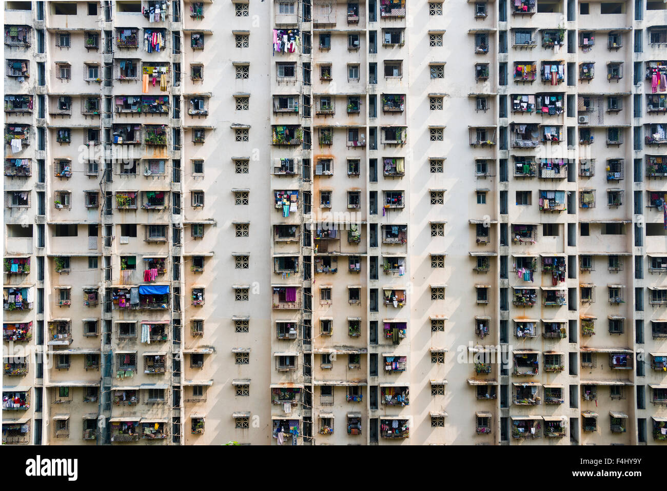 Die Fassade aus einem großen Wohn Gebäude mit dem Windows von vielen Wohnungen, ein typisches Haus der Arbeiterklasse Inder Stockfoto
