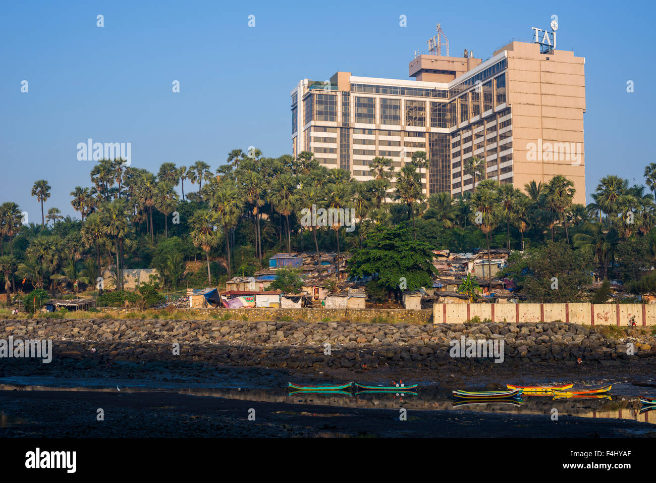 Die meisten möglichen Gegensatz, ein Fischer slum Gegend, nur hinter dem Hotel der sehr luxuriös und teuer taj Land im Musikpavillon Stockfoto