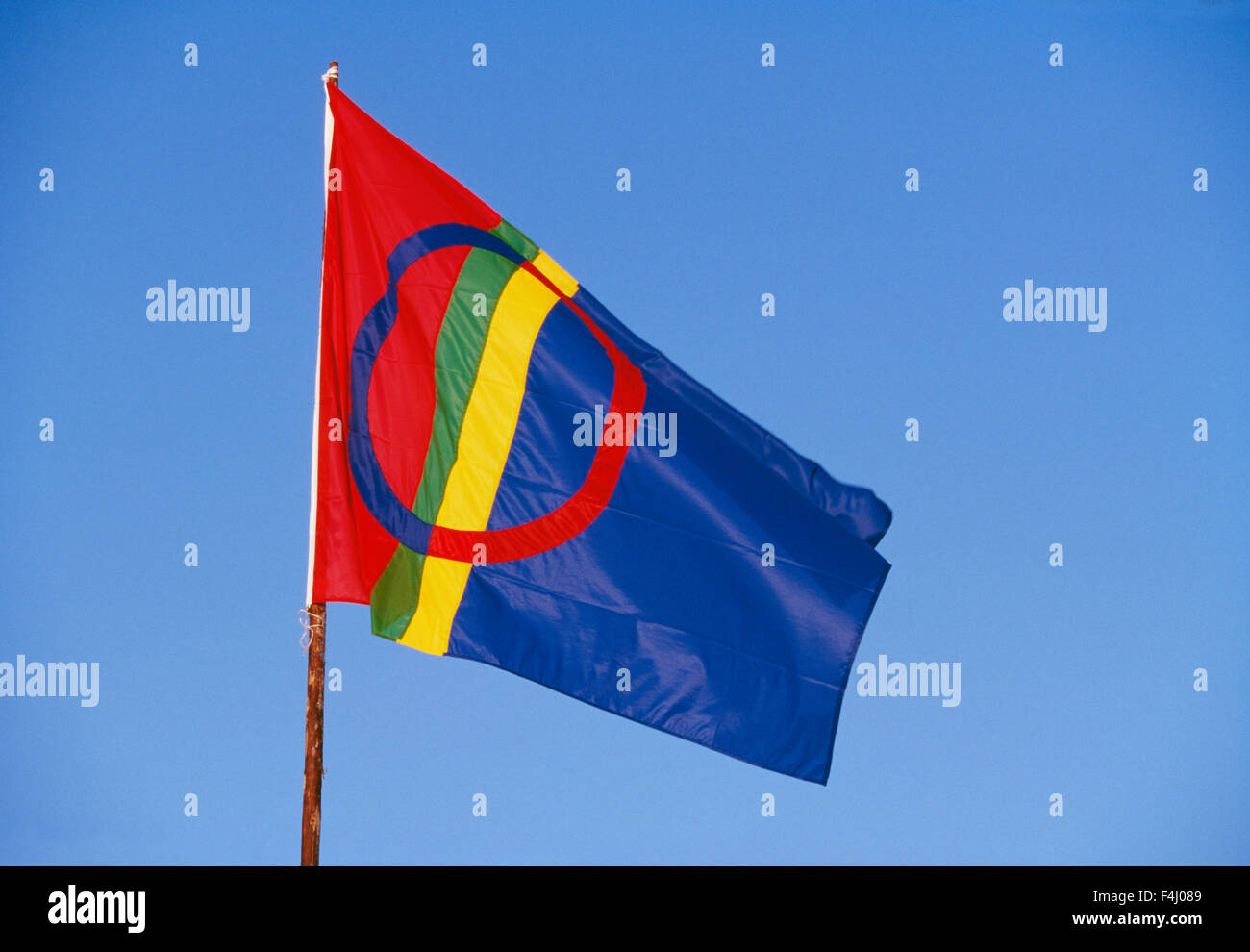 Fahne flattert gegen blauen Himmel Stockfoto