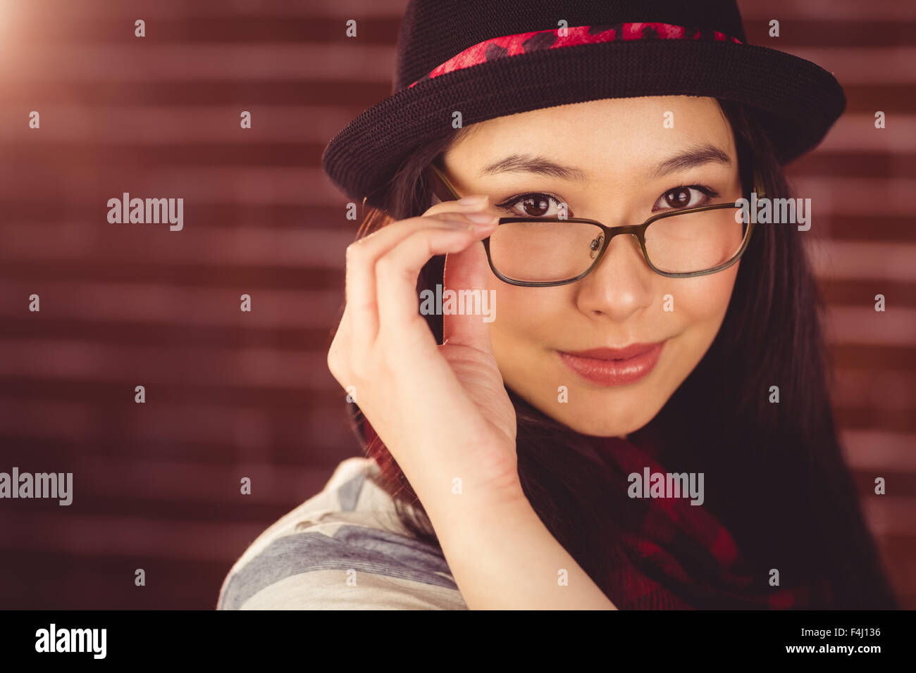 Attraktive Hipster posiert mit Brille Stockfoto