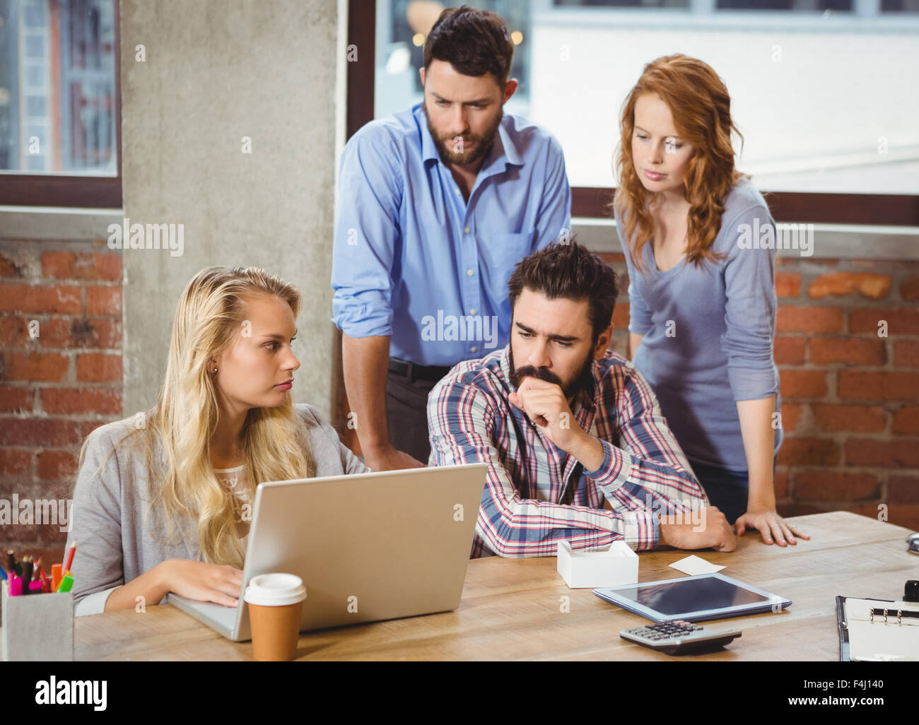 Business-Leute diskutieren per Laptop im Tagungsraum Stockfoto