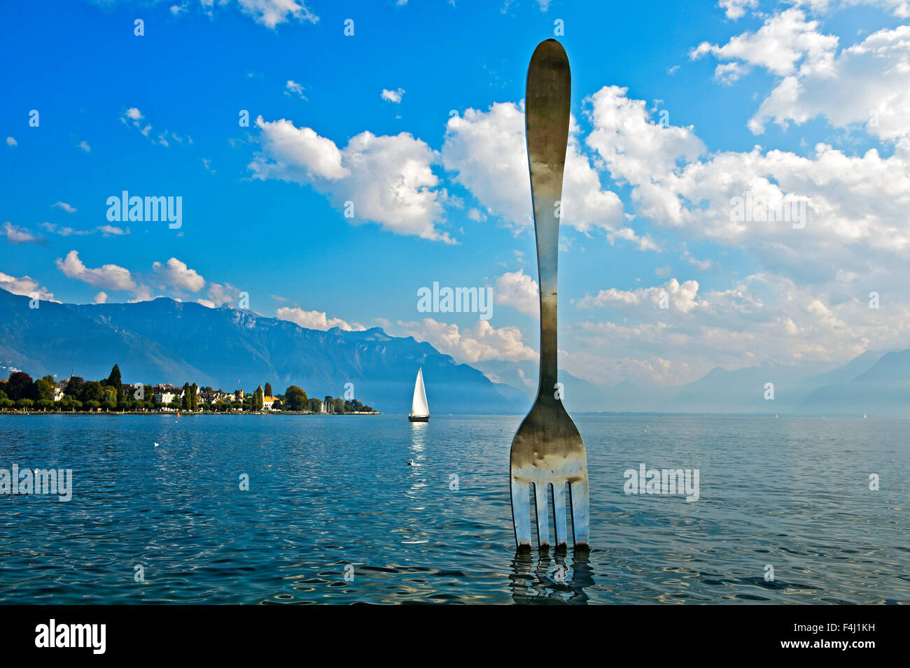 Skulptur der Gabel, La Fourchette, von Jean-Pierre Zaugg, im See Leman, Alimentarium Museum für Ernährung, Vevey, Schweiz Stockfoto