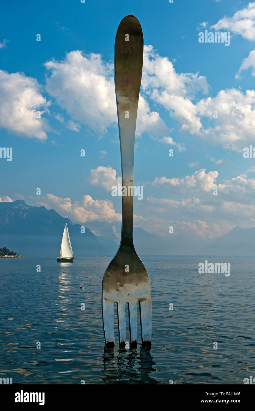 Skulptur der Gabel, La Fourchette, von Jean-Pierre Zaugg, im See Leman, Alimentarium Museum für Ernährung, Vevey, Schweiz Stockfoto