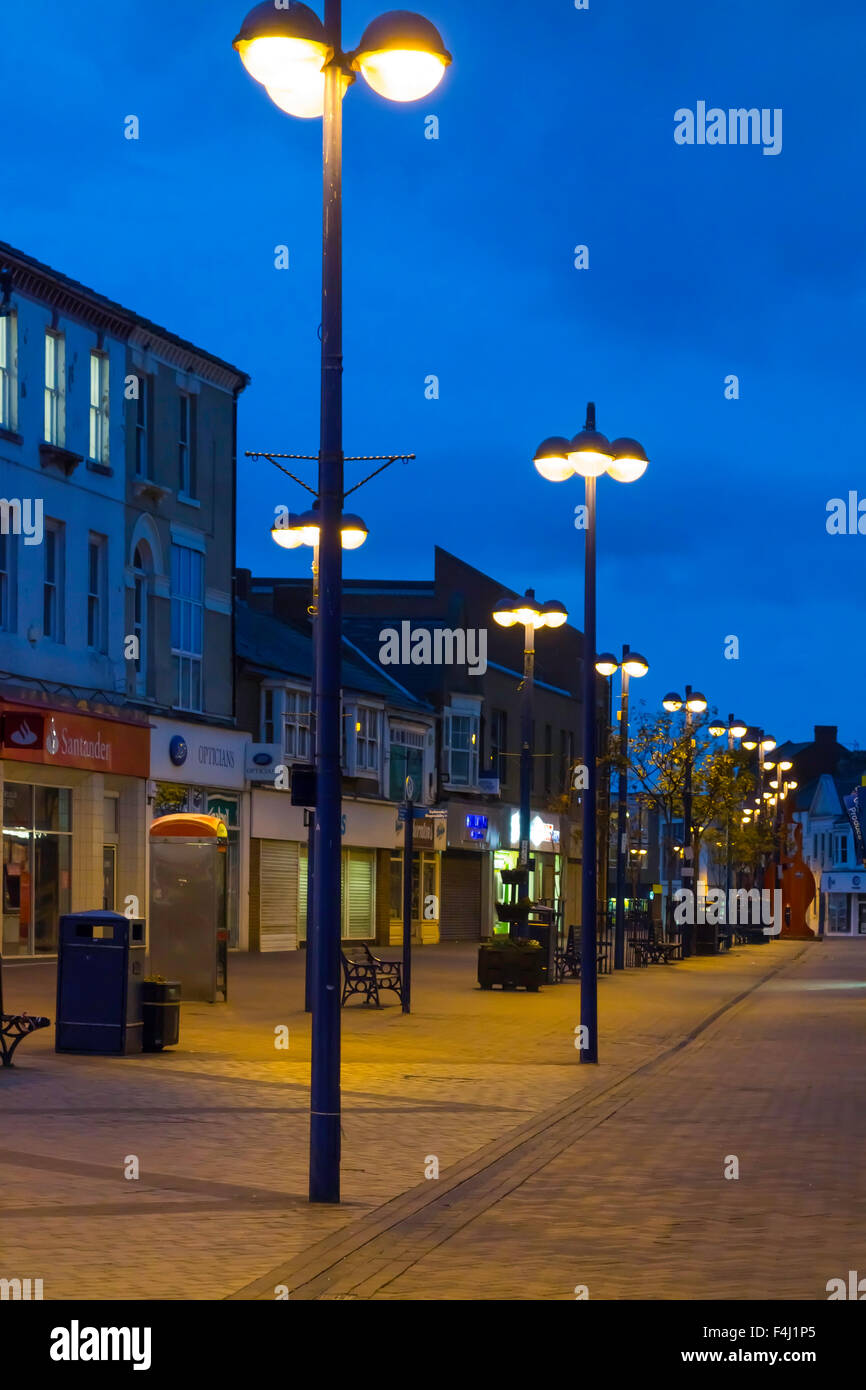 Redcar High Street ohne Menschen im Abendlicht Stockfoto