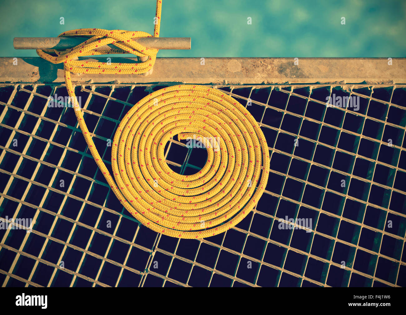 Retro getönten marine Hintergrund gemacht von Seil mit einer Klampe auf einer Mole festmachen. Stockfoto