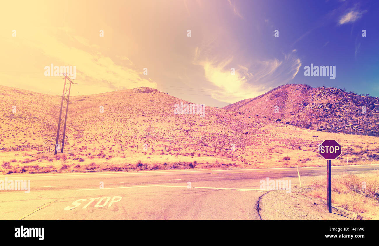 Vintage stilisierte Kreuzung mit Stoppschild, USA. Stockfoto