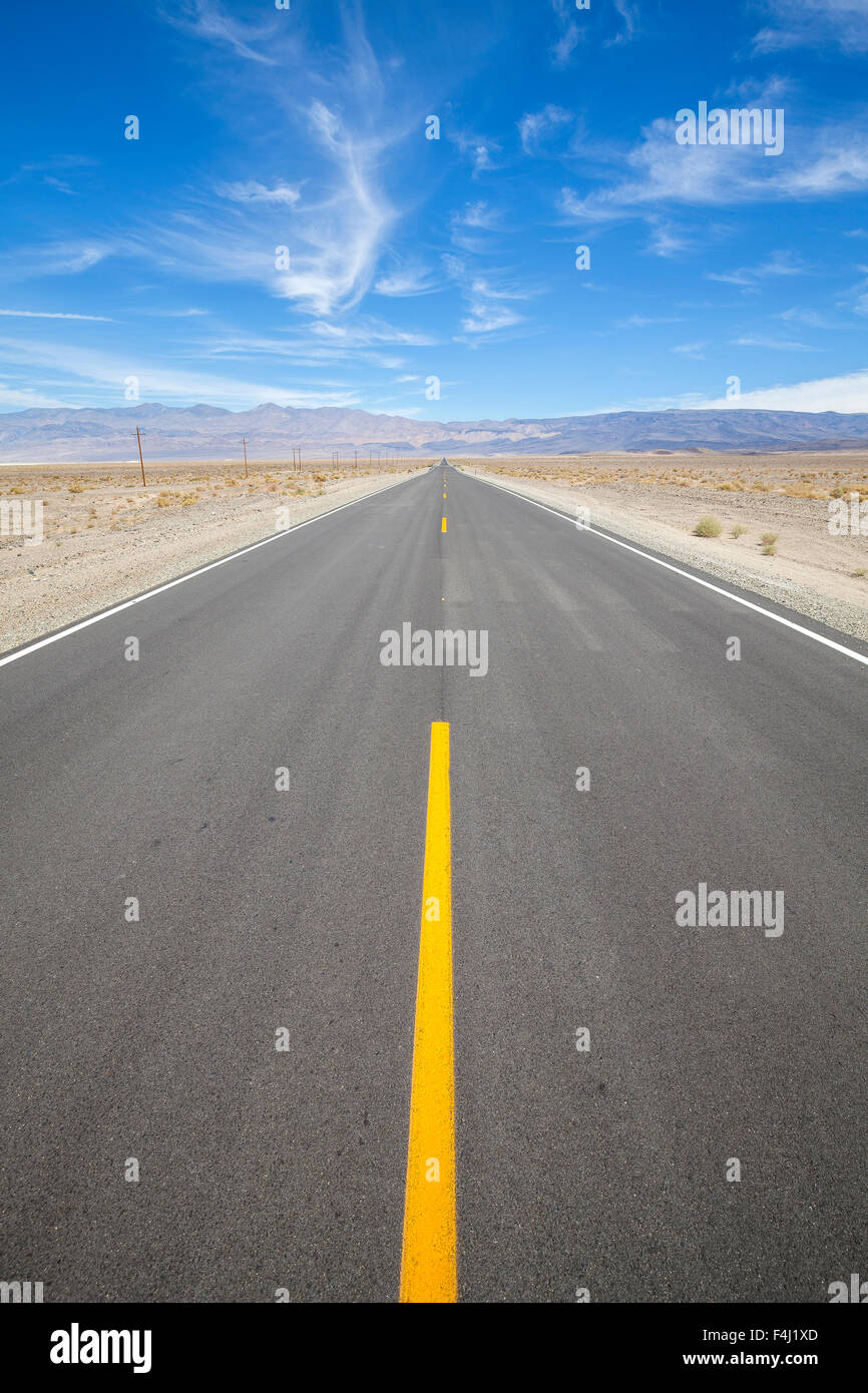 Desert Highway im Death Valley, Nevada, USA. Stockfoto