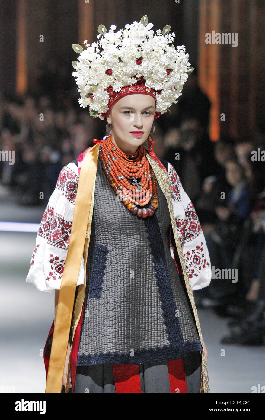 Kiew, Ukraine. 18. Oktober 2015. Ein Modell in ethnischen ukrainischen Trachten präsentiert eine Kreation auf Präsentations-Projekt VYTOKY (Herkunft), gewidmet ukrainischen traditionelle Kultur, während die Ukrainian Fashion Week in Kiew, Ukraine, 18. Oktober 2015. Die Veranstaltung stellt Kollektionen Frühjahr/Sommer 2016 von ukrainischen und internationalen Designern vom 14. bis zum 20. Oktober. © Serg Glovny/ZUMA Draht/Alamy Live-Nachrichten Stockfoto
