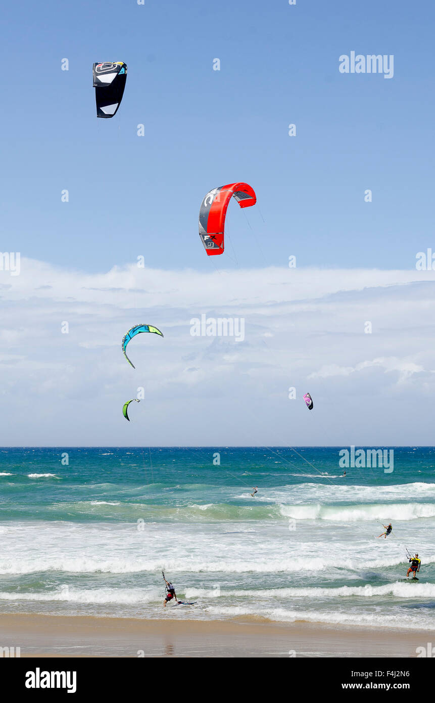 Kitesurfen am Strand von Southport, Surfers Paradise, Queensland, Australien Stockfoto