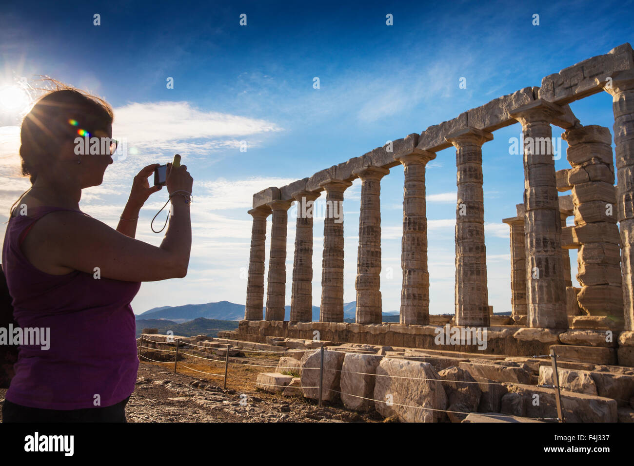 Touristen nehmen Foto der Tempel des Poseidon, Kap Sounion, in der Nähe von Athen, Griechenland, Europa Stockfoto
