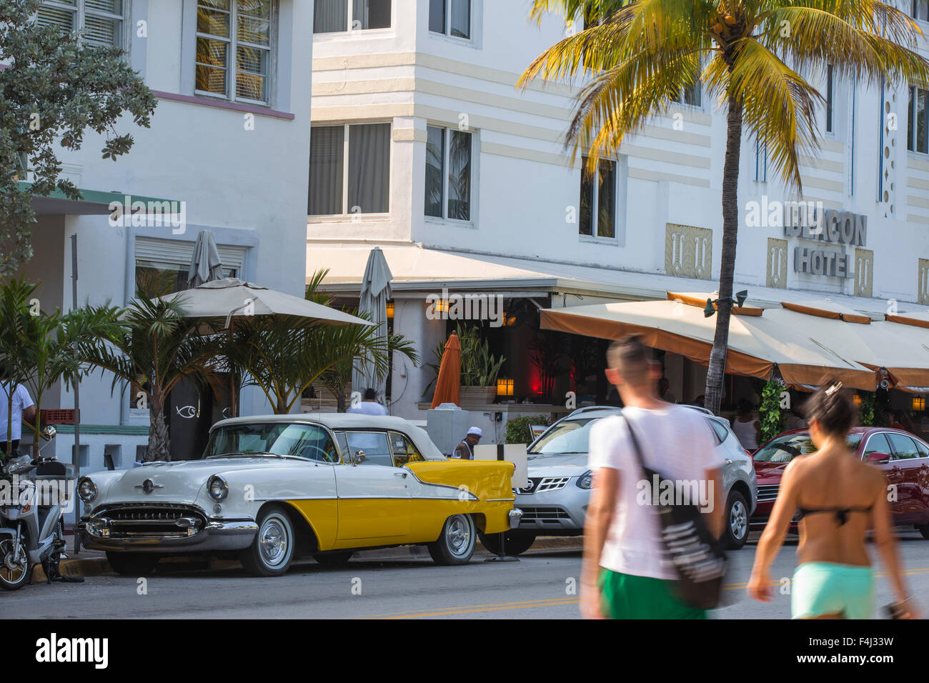 Gelben und weißen Oldtimer parkten vor dem Hotel Avalon, Ocean Drive, South Beach, Miami Beach, Miami, Florida, USA Stockfoto