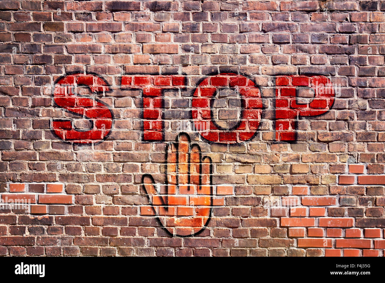 Graffiti stoppen Buchstaben mit der Hand mit der Handfläche auf Mauer. Stockfoto