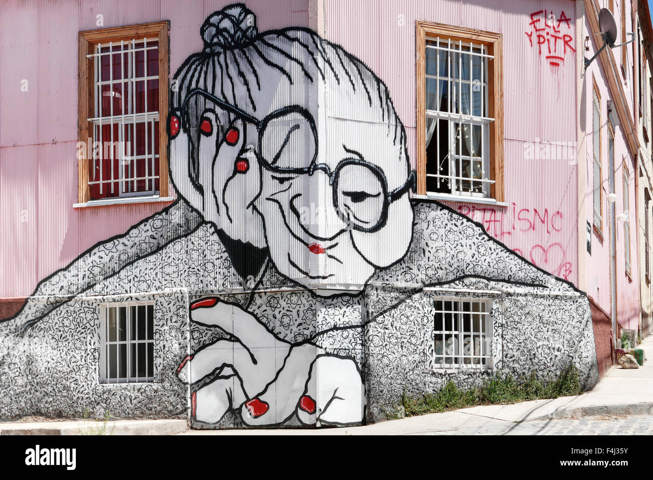 VALPARAISO, CHILE - 29. Oktober 2014: Graffiti von einer alten Frau spritzt auf einer Gebäudefassade in Valparaiso, Chile. Valparaiso sein Stockfoto