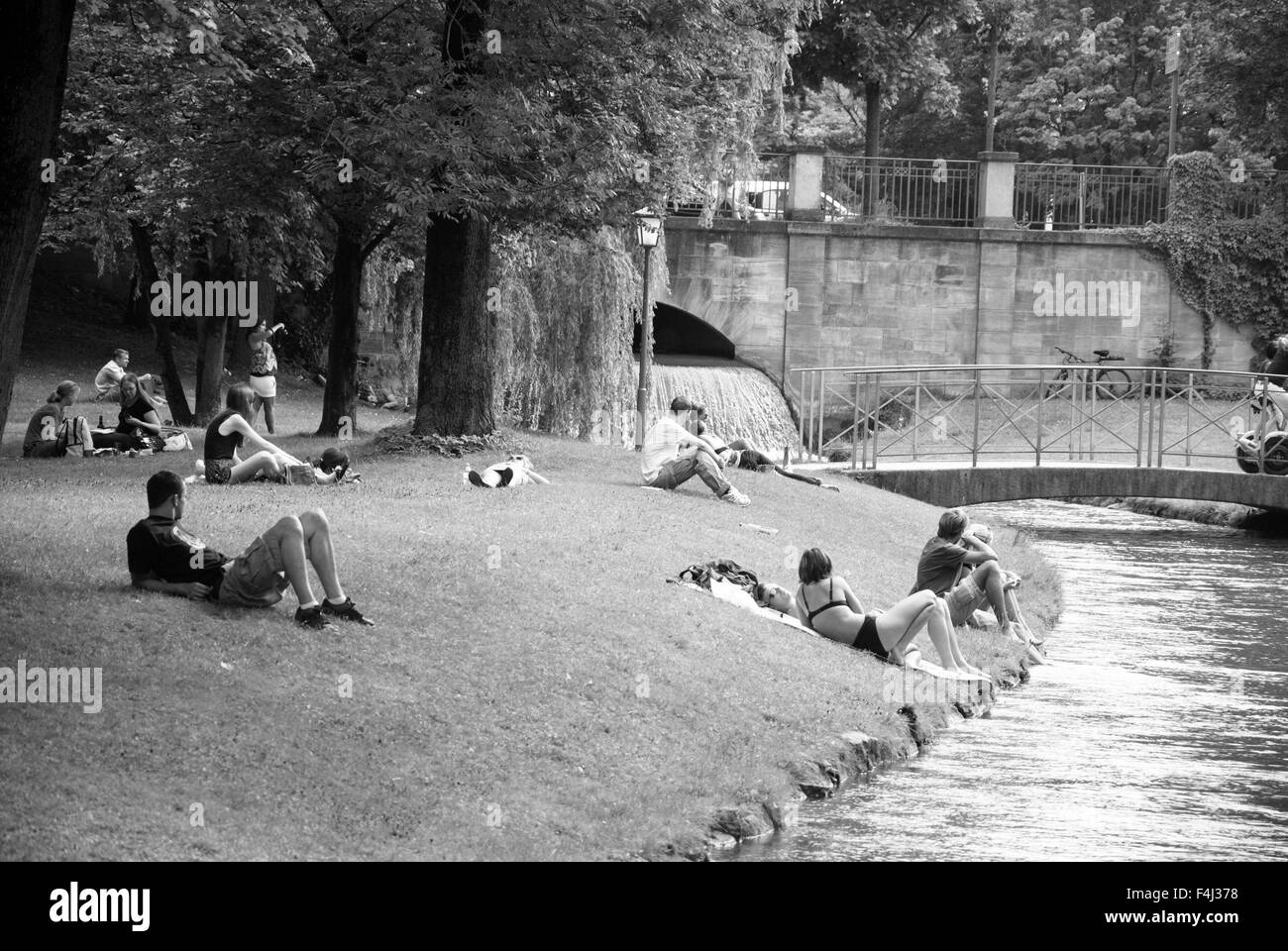 München englischen Park, Deutschland-Juli 08: Nicht identifizierten Personen entspannen im Park vor dem Fluss auf Juli 08.2011 in München Stockfoto