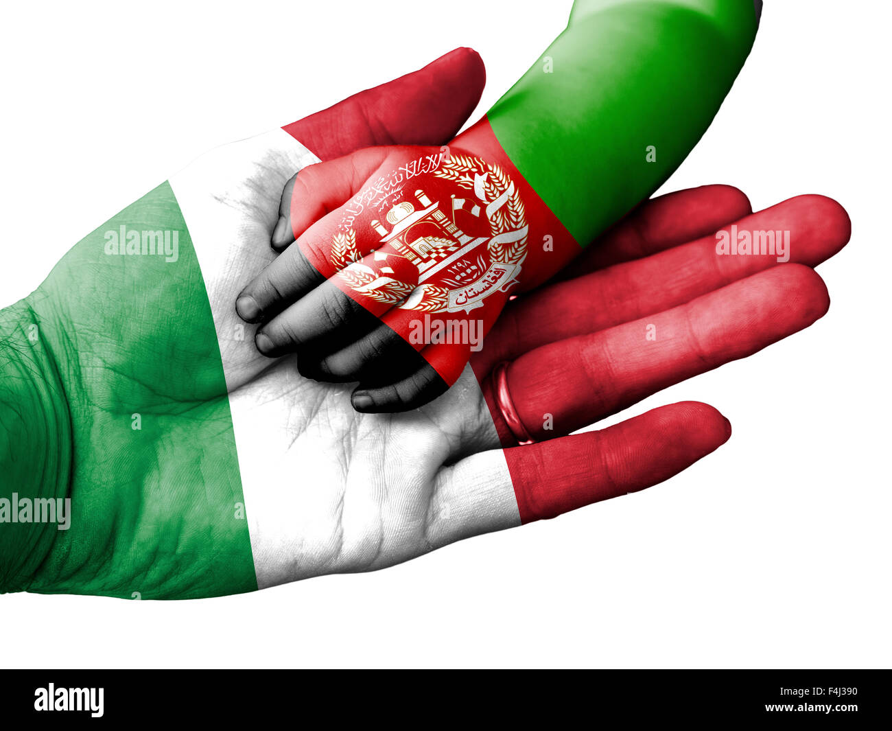 Flagge von Italien überlagert die Hand eines erwachsenen Mannes im Besitz einer Baby-Hand mit der Flagge Afghanistans überdruckt Stockfoto