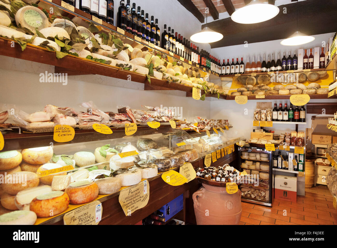 Delikatessen-Shop Verkauf von Pecorino-Käse und Ricatino Bacon, Pienza, Val d ' Orcia, UNESCO, Provinz Siena, Toskana, Italien Stockfoto
