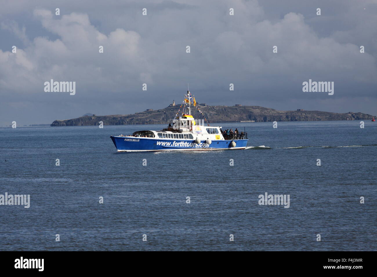 Forth Kreuzfahrten Boot in Firth von weiter mit Isle of Inchkeith Schottland Oktober 2015 Stockfoto