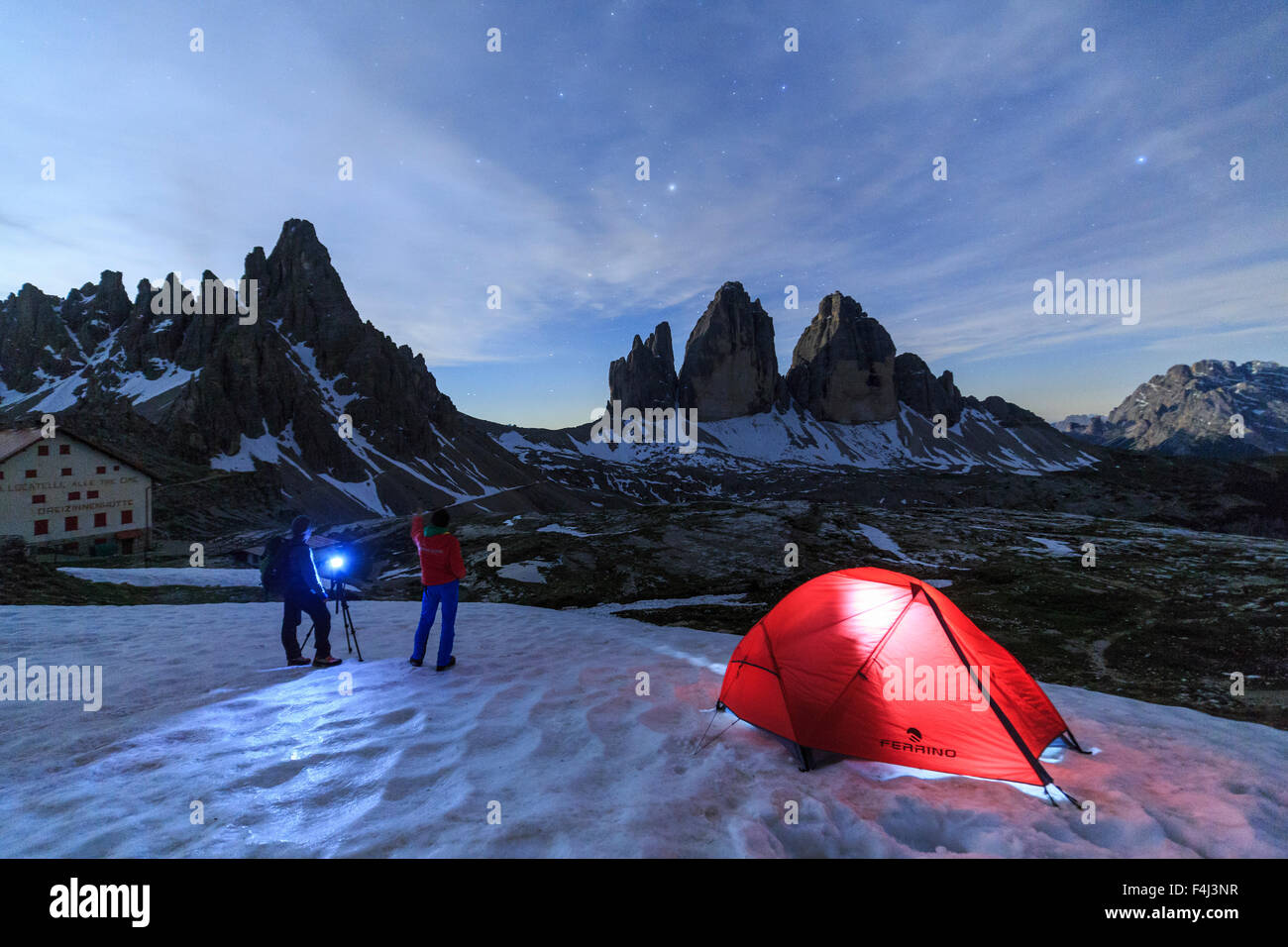 Wanderer die drei Zinnen von Lavaredo zu bewundern, bevor Sie verbringen die Nacht im Zelt, Sexten, Dolomiten, Trentino-Alto Adige, Italien Stockfoto