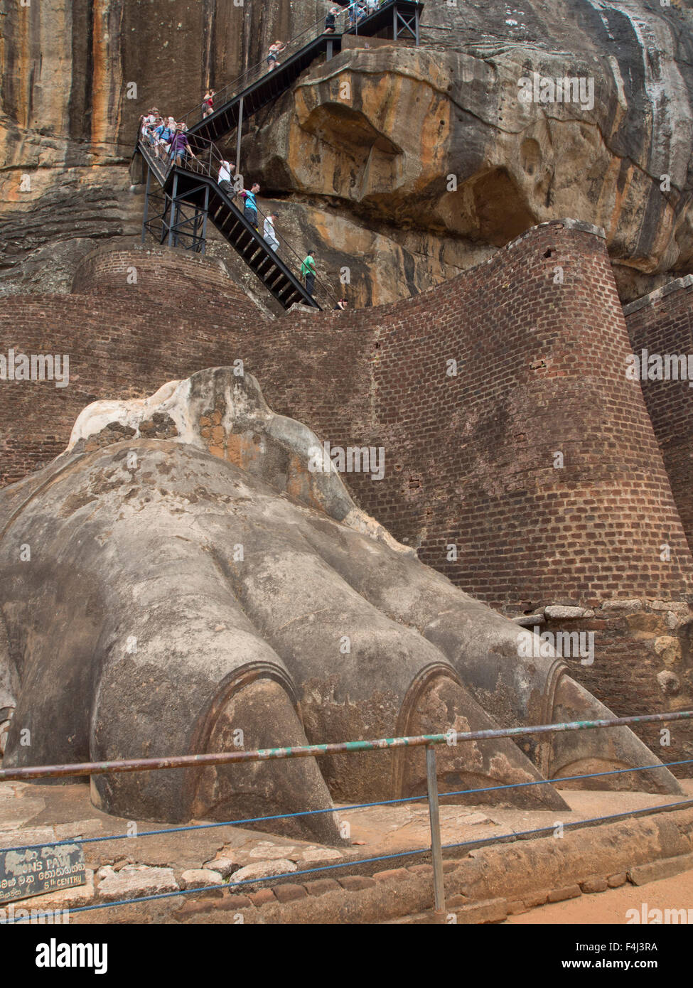 Touristen besuchen die antike Stadt Sigiriya mit Schnitzereien auf einem Felsen in einer Bergfestung, UNESCO, Sri Lanka Stockfoto