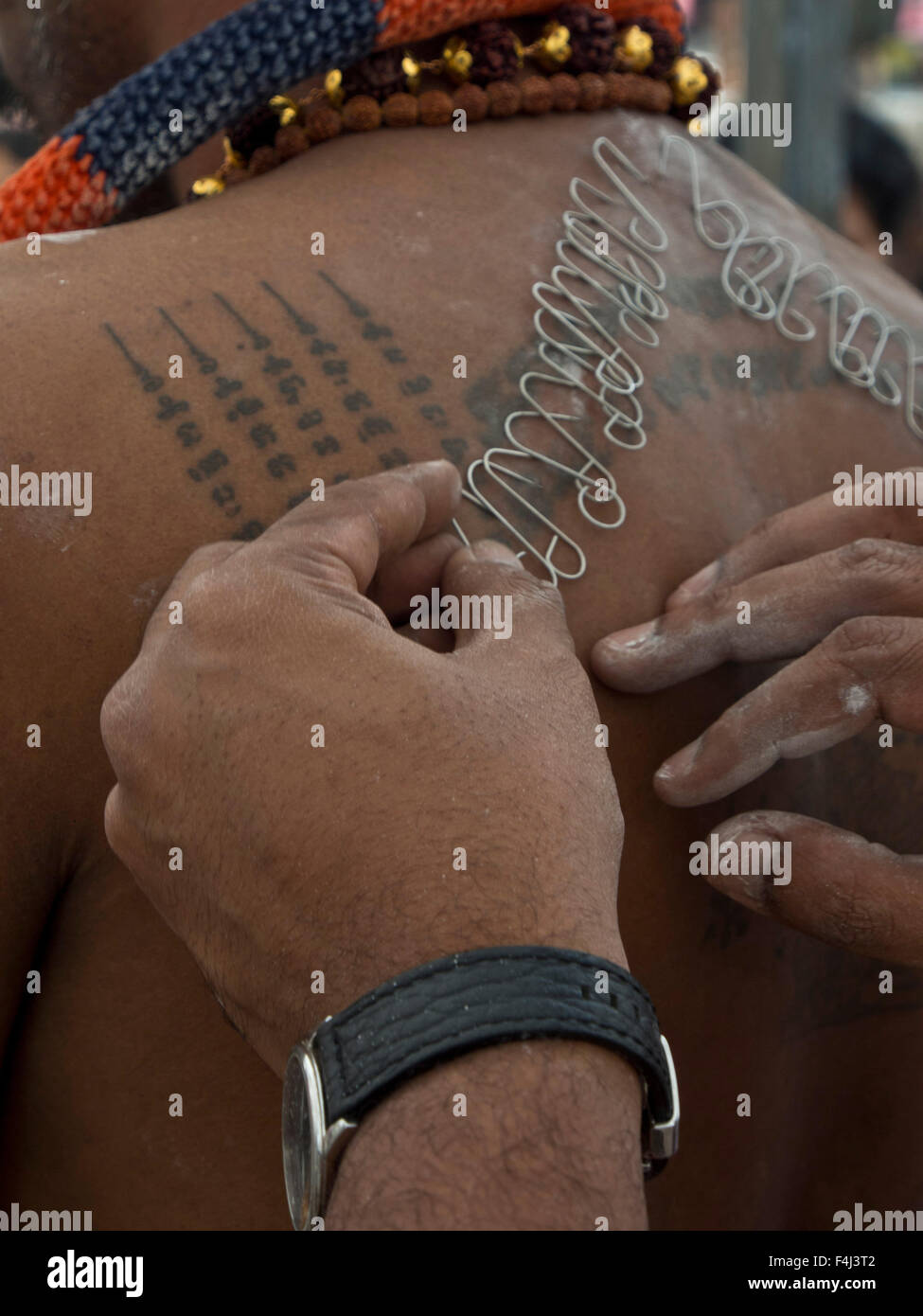 Haken an ein Devotee Rücken, Hindu tamilischen Thaipusam Festival feierte in Little India, Singapur, Südostasien Stockfoto