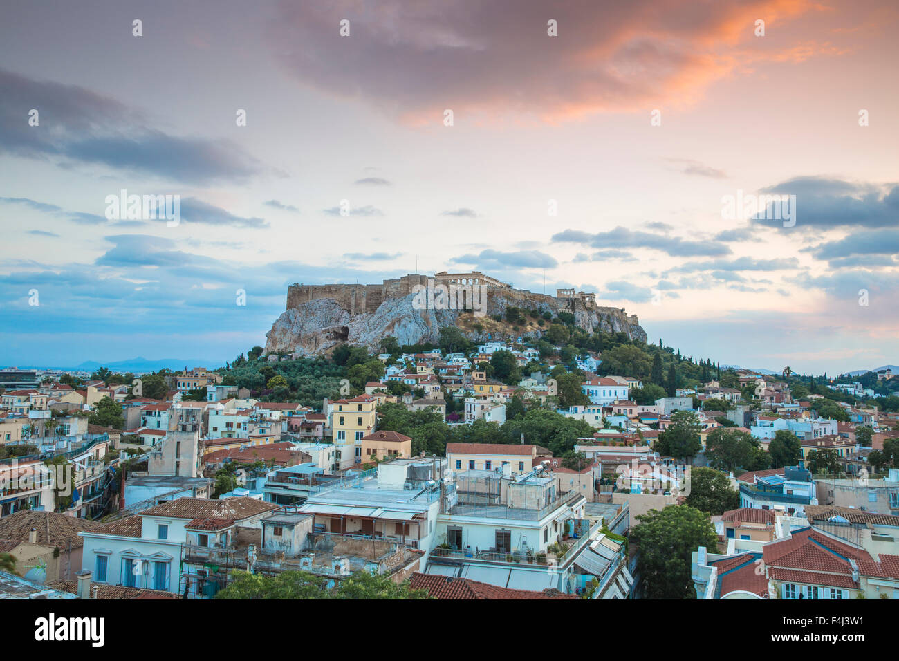 Ansicht von Plaka und der Akropolis bei Sonnenuntergang, Athen, Griechenland, Europa Stockfoto