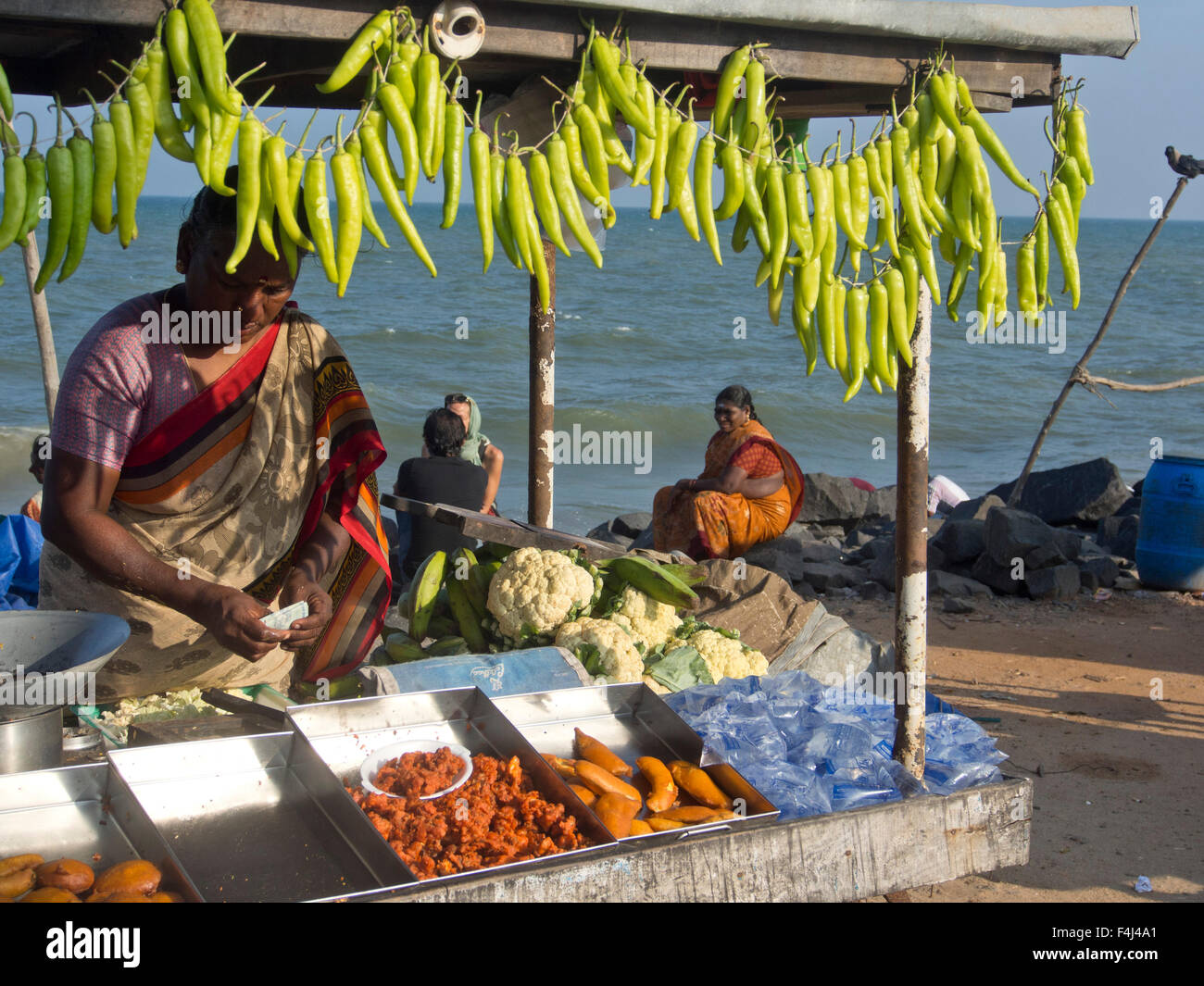 Obst- und Gemüsestände auf dem Strand in der französischen union Gebiet von Pondicherry, Tamil Nadu, Indien, Asien Stockfoto