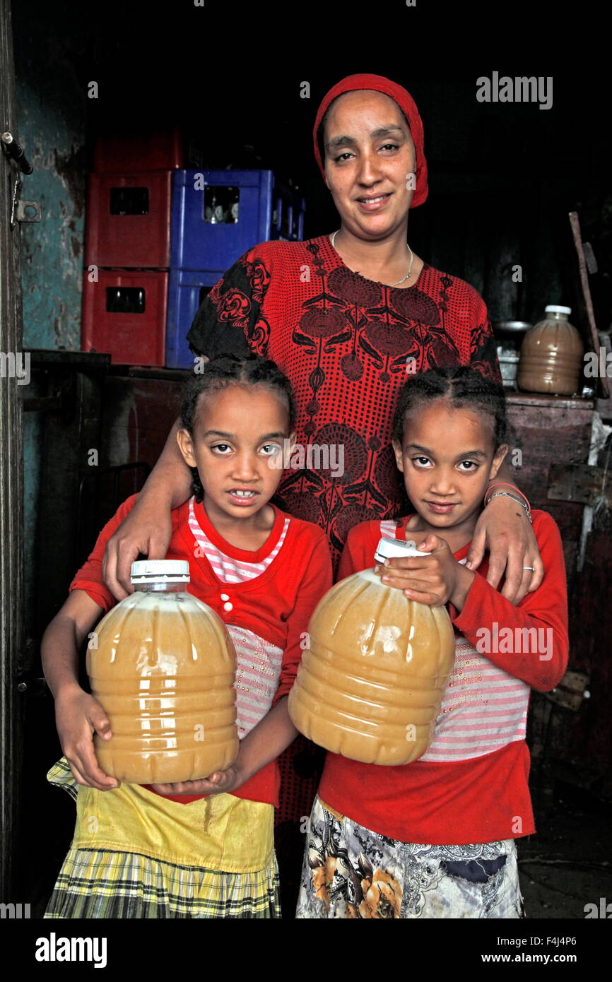 Frau Bauer und Familie mit Honig produziert in einer Genossenschaft im Bereich Mascha von Äthiopien, Afrika Stockfoto